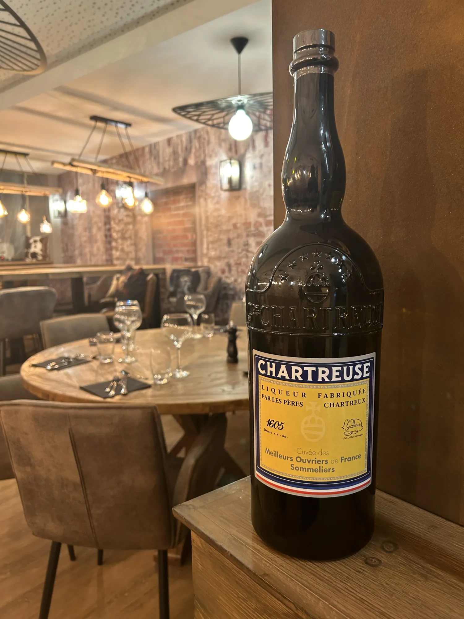 Bouteille de Chartreuse dans la salle du restaurant le Come Back